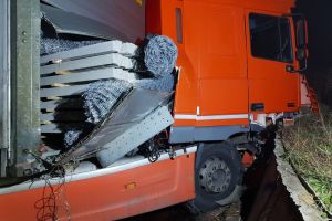 FOTO. Accident puternic. Pompierii au intervenit pentru evitarea unui incendiu