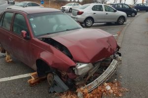 A abandonat maşina şi stă în cârciumă la băutură