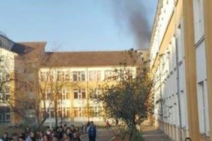 Panică la un liceu din Hunedoara. Elevi evacuaţi în urma unui incendiu, doi profesori au avut nevoie de îngrijiri medicale