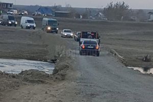 Semafoarele de la podul provizoriu de la Milişăuţi, demontate din cauza furturilor. ...