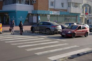 O tânără a ajuns la spital, după ce a fost accidentată pe o trecere de pietoni din Suceava
