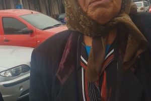 O tânără fotomodel din Piteşti ajută oamenii bătrâni şi fără posibilităţi!