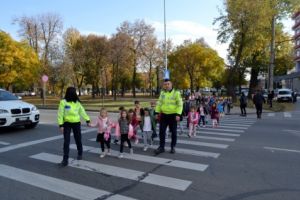 FOTO: Siguranţa elevilor în drumul lor spre şi de la şcoală – prioritate a poliţiştilor rutieri din Alba