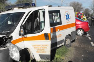 Ambulanţă lovită de un autoturism la Odorheiu Secuiesc. Două persoane au fost rănite