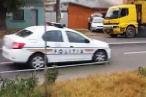 O “gaziera” ECO trece fara probleme prin fata masinii Politiei Braila / Cine a facut ITP-ul?