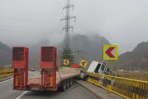 Accident pe Valea Oltului – Un TIR stă să cadă peste calea ferată