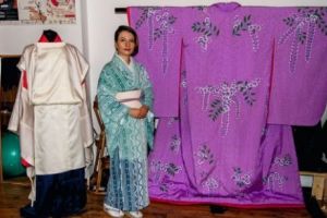 De la rochia cu fulgi de găină, la veşmântul tradiţional nipon. Povestea singurei creatoare de kimonouri din România
