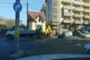 Strada Teodor Mihali spartă a doua oară, după asfaltarea din septembrie! Să îi facem vedetă pentru EFICIENȚĂ - VIDEO