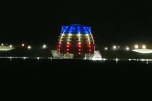 Sediul companiei Transavia de la Sântimbru – o bijuterie arhitectonică sub forma unui ou uriaş – iluminat în culorile tricolorului