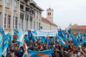 Harta României, ca o bucată ÎNSÂNGERATĂ de CARNE! Gestul REVOLTĂTOR al secuilor în anul centenar