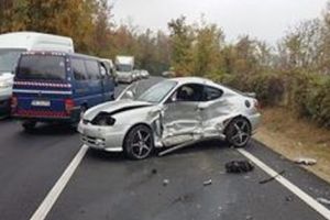 A dat să intre în curte cu BMW-ul, dar s-a oprit într-un Volvo