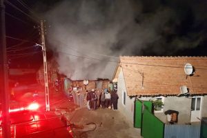 FOTO – Casă făcută scrum la Roşia de un incendiu