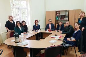 Educaţie juridică predată de specialişti în şcoală