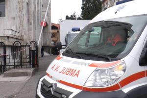 Poliţia face verificări, după ce două ambulanţe şi o maşină a Penitenciarului au fost blocate pe o stradă, lângă Tribunalul Gorj