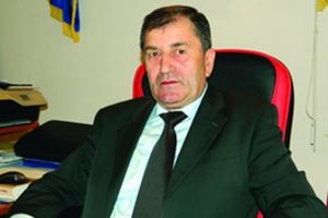 Primarul din Berislăveşti, Ion Buşagă, lucrează la remedierea şi consolidarea unui drum care face legătura cu Perişani