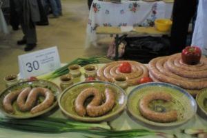 Omletă din 600 de ouă, cârnaţi de 10 metri şi pâine uriaşă, la Parada cârnaţilor de la Sfântu Gheorghe