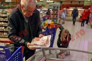 Specialiştii recomandă preţuri prohibitive la carne roşie şi la mezeluri
