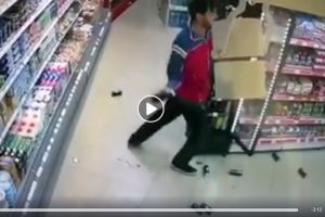 Scene de VIOLENŢĂ într-un magazin din Arad. Cum a reacţionat HOŢUL prins asupra faptei (VIDEO)