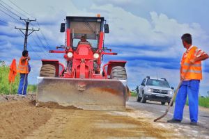 Încep lucrările de REABILITARE şi MODERNIZARE a unui important drum din judeţ