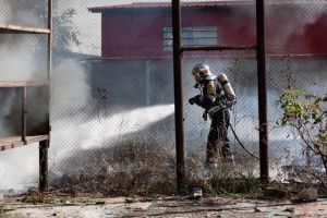 Circulatia feroviara intrerupta din cauza unui incendiu de vegetatie uscata, in Timis