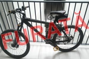 Bicicleta furata din scara blocului, din zona Soarelui. Era legata de balustrada