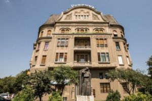 Palat monument distrus de proprietari. Au tăiat zidurile de rezistenţă ca să facă uşi şi ignoră somaţiile autorităţilor