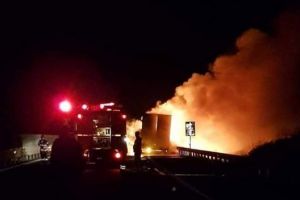 HAOS pe autostrada Arad-Timişoara, după ce un TIR a IZBUCNIT ÎN FLĂCĂRI