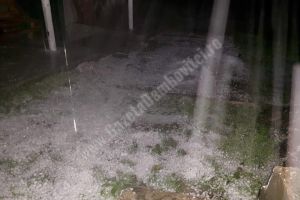 Urgia s-a dezlănţuit aproape de Târgovişte! Grindina a albit pământul  FOTO