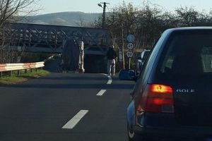 Microbuz blocat sub pod la Sibiu