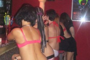 TUPEU urias! Proxenetii calcati de mascati azi aveau bordel chiar langa sediul Politiei Locale