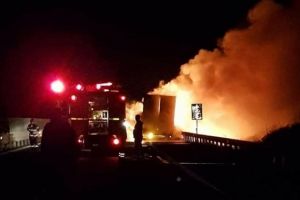 Incendiu pe autostrada Arad – Timisoara. Traficul blocat dupa ce un camion a fost cuprins de flacari