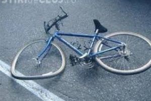 CLUJ: Biciclist de 69 de ani, rănit grav în urma unui accident rutier. Circula noaptea, fără lumini şi semnale reflectorizante