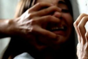 Fetiţă de 10 ani VIOLATĂ zile la rând de tată