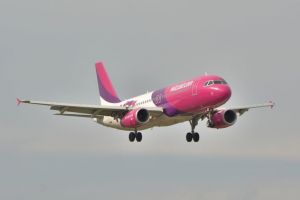 Avionul Wizz Air se învârte deasupra judeţului aşteptând ridicarea ceţii