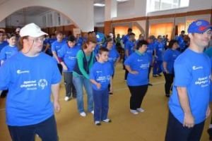 Demonstraţie de sport unificat cu 100 de persoane cu dizabilităţi intelectuale, la Cluj