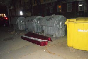 Un sicriu gol, aruncat la ghena de gunoi, i-a speriat pe oameni din zona! In ce oras s-a intamplat grozavia