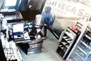 FOTO&VIDEO. Individ căutat pe Facebook. A furat dintr-un local