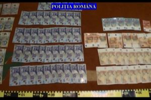 Bani, arme si alte bunuri, gasite in caseele proxenetilor din Ploiesti. VIDEO de la percheztiile mascatilor