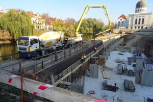 Constructorii au început turnarea pereţilor parcării subterane din centrul Oradiei (FOTO)