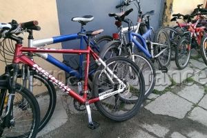 Prins în flagrant cu bicicletele furate. Cum mergea un bărbat prin Focşani cu 3 biciclete