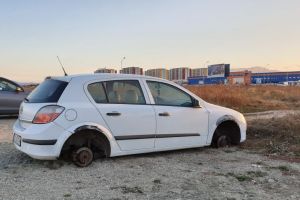 FOTO Maşini lăsate pe butuci la Sibiu – Hoţii au furat roţile
