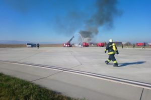FOTO Exerciţiu impresionant la Aeroport – Oamenii au crezut că a luat foc un avion