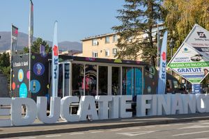 „Școala de bani pe roţi” a poposit la Deva