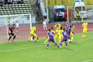 Alb-violeţii au misiune uşoară