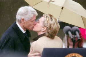 Merg de mână în viaţă şi în politică