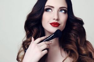 Cum să ne curăţăm corect accesoriile de make-up