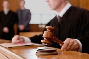 Tinerii reţinuţi pentru tâlhărie,  puşi sub control judiciar