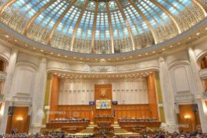 Proiect: Nu pot fi reduse posturile funcţionarilor publici care mai au 3 ani până la pensie