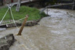 Caransebeşenii se roagă să-i ocolească inundaţiile… Căci Guvernul îi tot ocoleşte de câţiva ani!