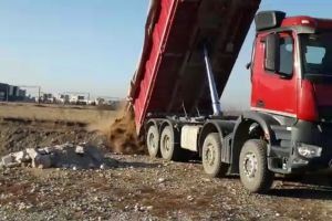 Un şofer, prins în timp ce descărca pe domeniul public un camion plin cu  pământ